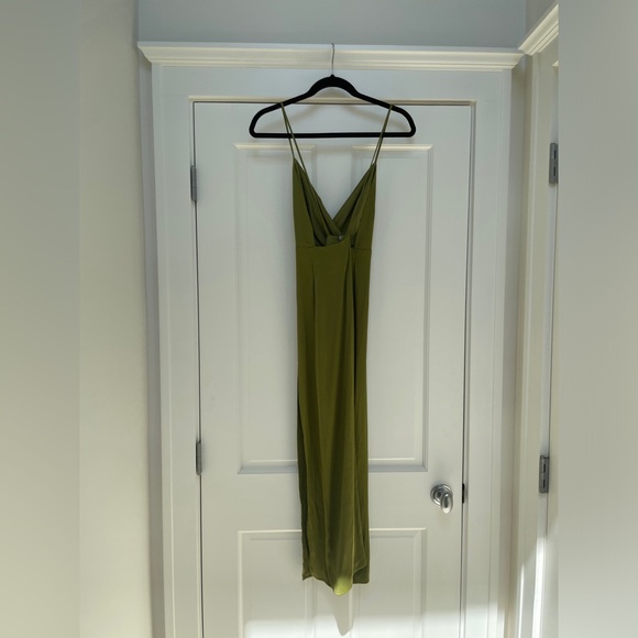 BRAND NEW W/ TAGS ZARA SATIN EFFECT MIDI DRESS IN
KHAKI 0/2298/092/505/01 IN XS - Picture 4 of 6